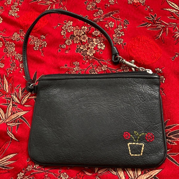 Fossil | leather wristlet with zip closure. Simple, compact and stylish. - Picture 1 of 6